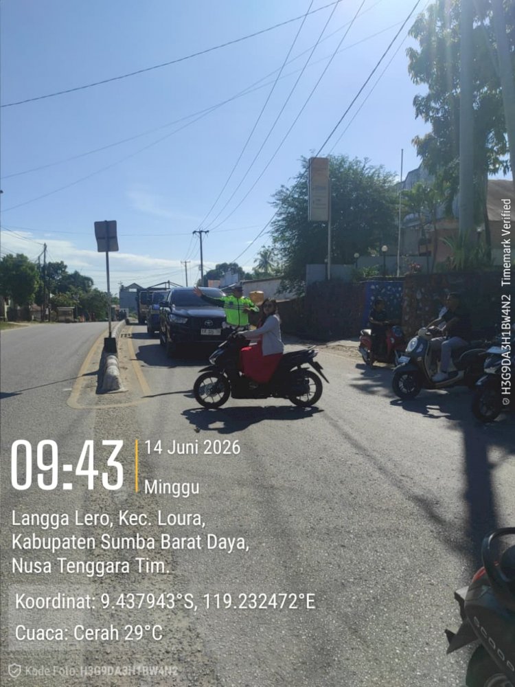 Satlantas Polres Sumba Barat Daya Amankan Ibadah Minggu dan Atur Arus Lalu Lintas di Gereja GKS Mata Weetabula