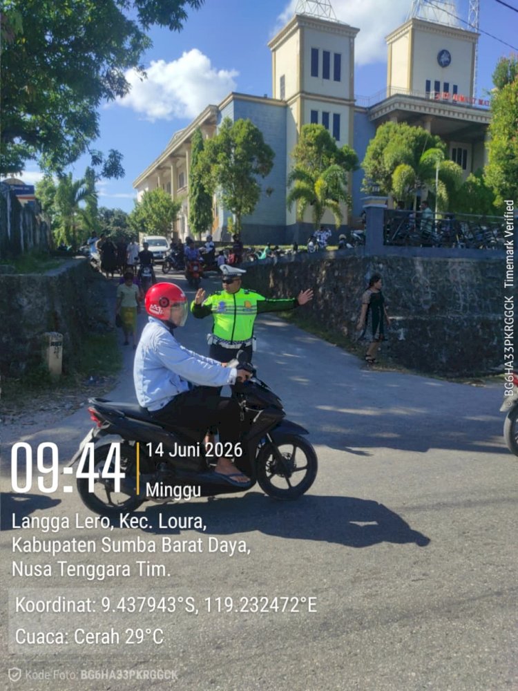 Satlantas Polres Sumba Barat Daya Amankan Ibadah Minggu dan Atur Arus Lalu Lintas di Gereja GKS Mata Weetabula