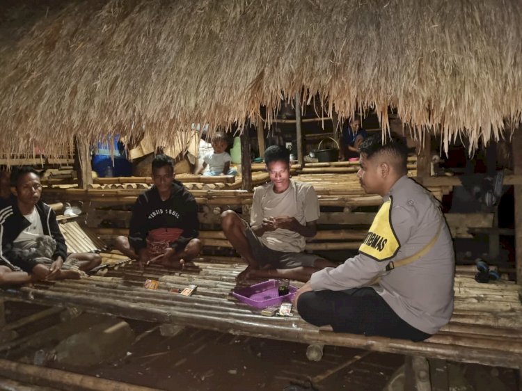 Bhabinkamtibmas Polres Sumba Barat Daya Intensifkan Patroli Malam dan Sambang Warga, Sampaikan Imbauan Kamtibmas di Desa Ana Goka