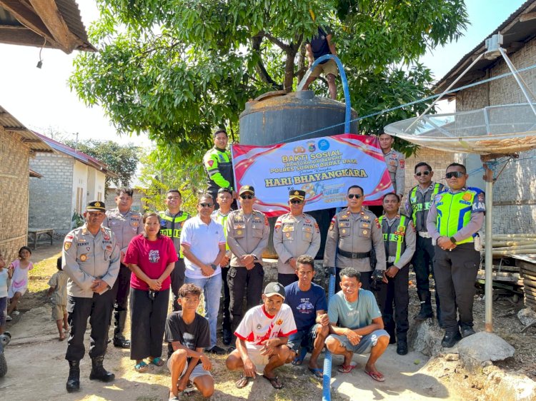 Satlantas Polres Sumba Barat Daya Distribusikan Air Bersih untuk Warga dalam Rangka HUT Bhayangkara ke-80