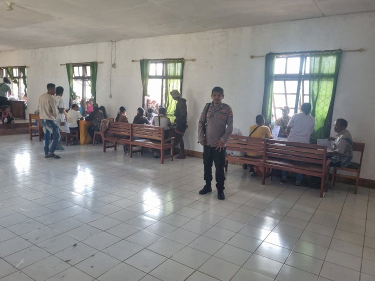 Bhabinkamtibmas Polsek Kodi Bangedo Amankan Penyaluran Bansos Sembako dan PKH kepada 2.739 Keluarga Penerima Manfaat