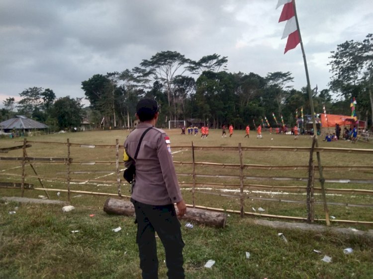 Polsek Wewewa Timur Amankan Turnamen Sepak Bola Mini GKS Jemaat Tanah Kombuka, Pertandingan Berlangsung Aman dan Kondusif