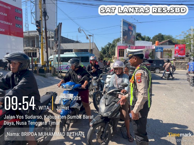 Kasat Lantas Polres SBD Pimpin Patroli dan Pengaturan Arus Lalu Lintas di Kota Tambolaka