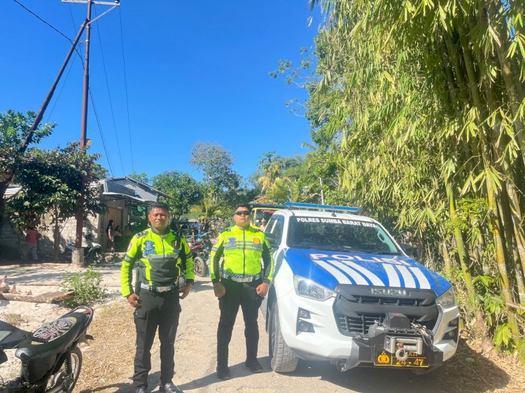 Satlantas Polres Sumba Barat Daya Kawal Prosesi Pindah Adat, Perjalanan Rombongan Berlangsung Aman dan Lancar