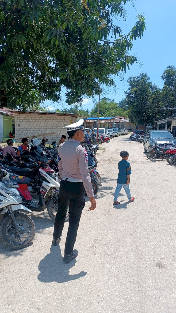 Satlantas Polres Sumba Barat Daya Laksanakan Pengamanan dan Pengaturan Arus Lalu Lintas saat Salat Jumat di Masjid Agung Al Falah