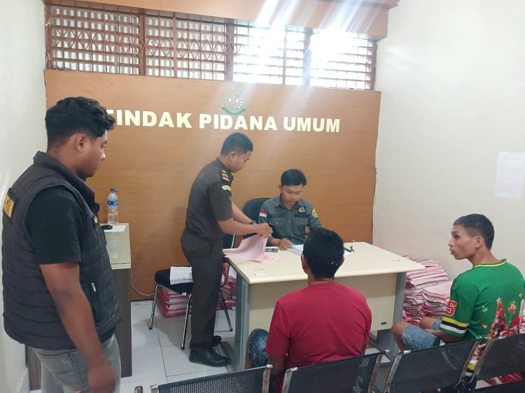 Satreskrim Polres Sumba Barat Daya Limpahkan Dua Tersangka Kasus Pencurian Beserta Barang Bukti ke Kejaksaan Negeri Sumba Barat
