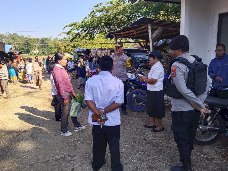 Polsek Wewewa Timur Bersama Tim Terpadu Tertibkan Aktivitas di Pasar Ombarade