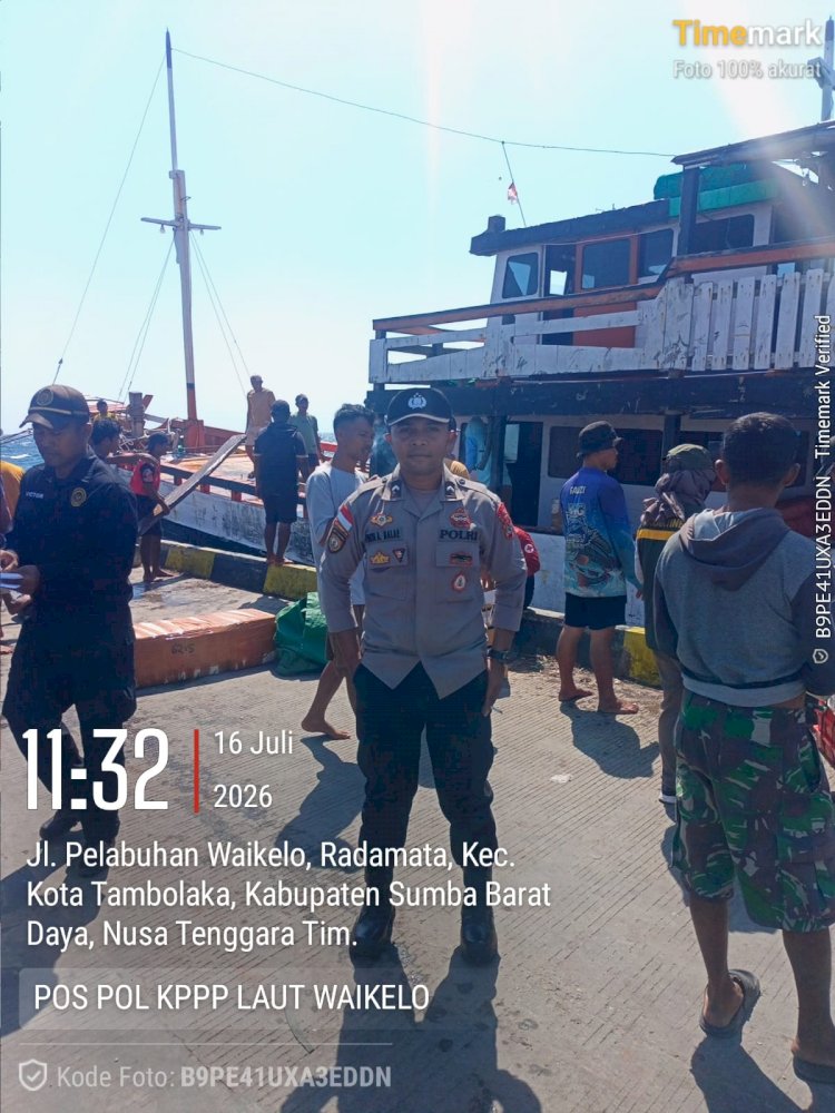 KPPP Waikelo Polres Sumba Barat Daya Monitoring Kedatangan Kapal dan Pengamanan Aktivitas Pelabuhan