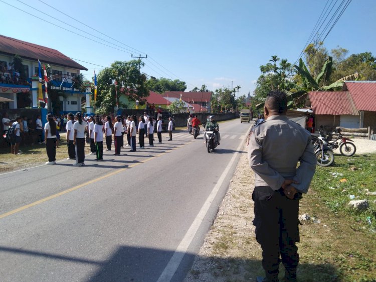 Polsek Wewewa Timur Amankan Lomba Gerak Jalan Indah Antar Kelas Sambut HUT ke-81 RI