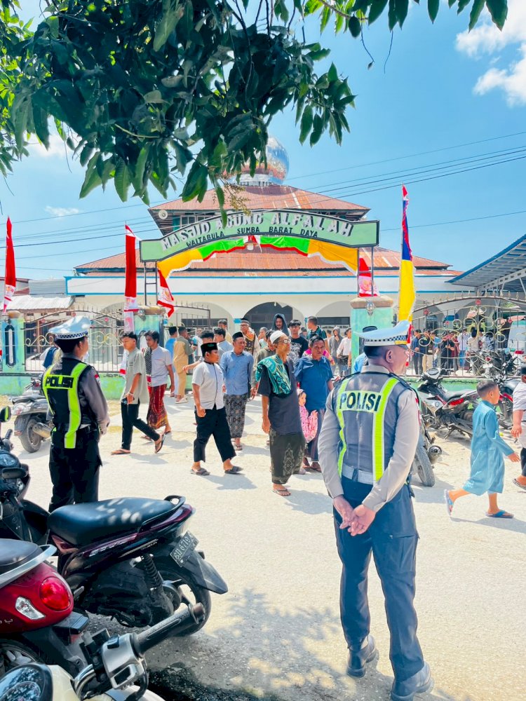 SATLANTAS POLRES SUMBA BARAT DAYA LAKSANAKAN PENGAMANAN DAN PENGATURAN SHOLAT JUMAT DI MASJID AGUNG AL FALAH