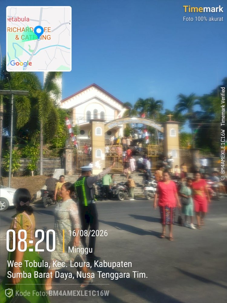 Satlantas Polres Sumba Barat Daya Amankan Ibadah Minggu dan Atur Arus Lalu Lintas di Gereja Katedral Roh Kudus