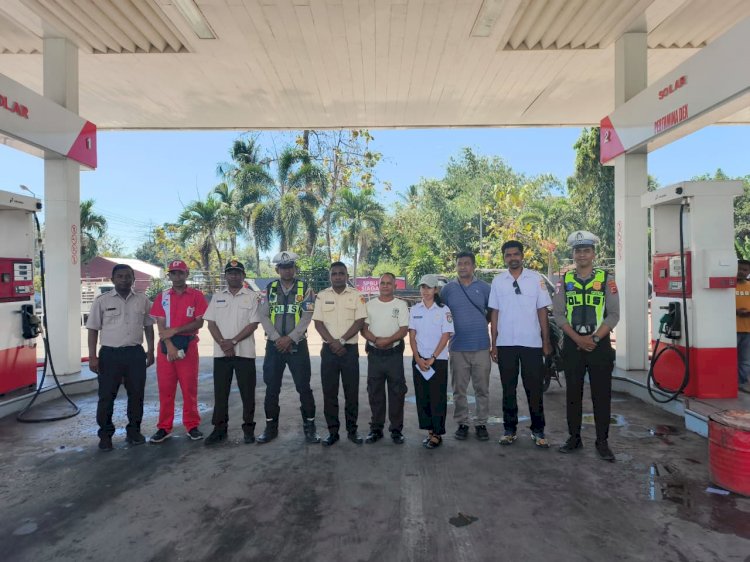 Satlantas Polres Sumba Barat Daya Amankan dan Tertibkan Aktivitas di SPBU Radamata