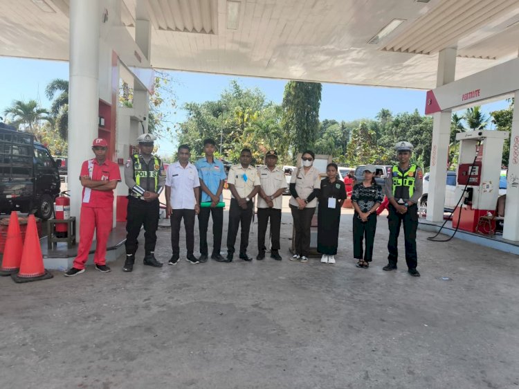 Satlantas Polres Sumba Barat Daya Amankan dan Tertibkan Aktivitas di SPBU Taworara