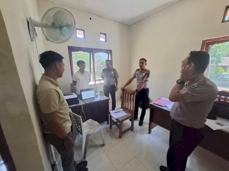 Kasiwas dan Kasi Humas Polres Sumba Barat Daya Monitoring Pelaksanaan Tugas Personel Polsek Kota Tambolaka