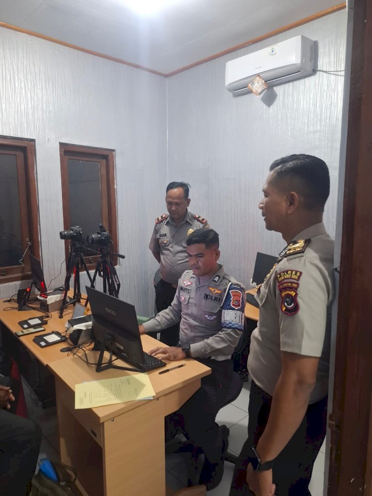 Kasiwas dan Kasi Humas Polres Sumba Barat Daya Monitoring Pelaksanaan Tugas Personel Polsek Kota Tambolaka