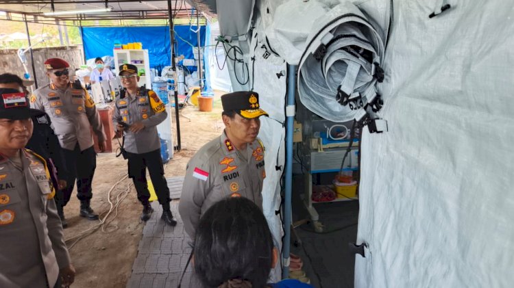 Di Tengah Gempa, Lahir Gempita: Kapolda NTT Sambangi Bayi yang Lahir Saat Bencana di RSUD Aeramo