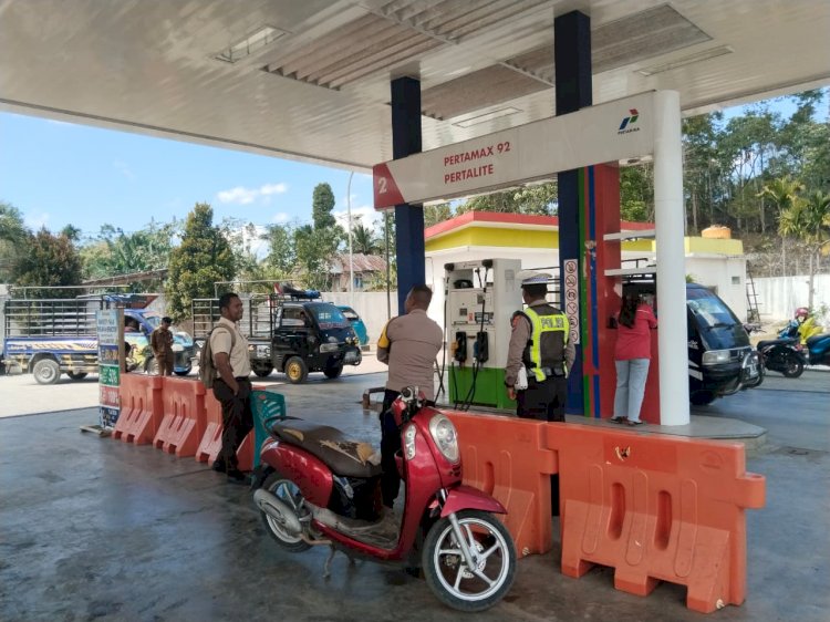 Satlantas Polres SBD Laksanakan Pengamanan dan Penertiban di SPBU Gollu Sapi