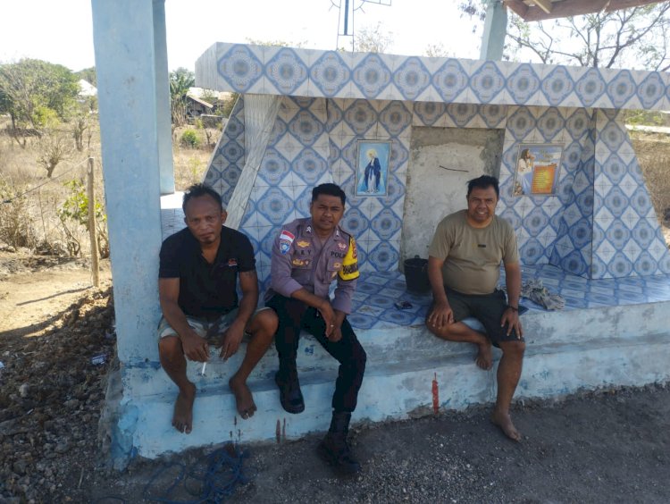 Bhabinkamtibmas Polsek Kota Tambolaka Sambangi Warga Desa Pogotena, Ajak Jaga Kamtibmas