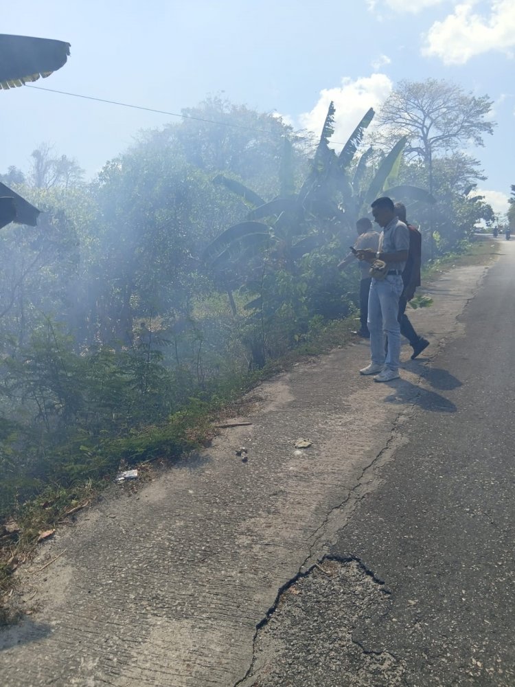 KEBAKARAN HUTAN TERJADI DI KAWASAN HUTAN WATU KANGGOROK, POLISI BERSAMA DINAS KEHUTANAN LAKUKAN PEMADAMAN