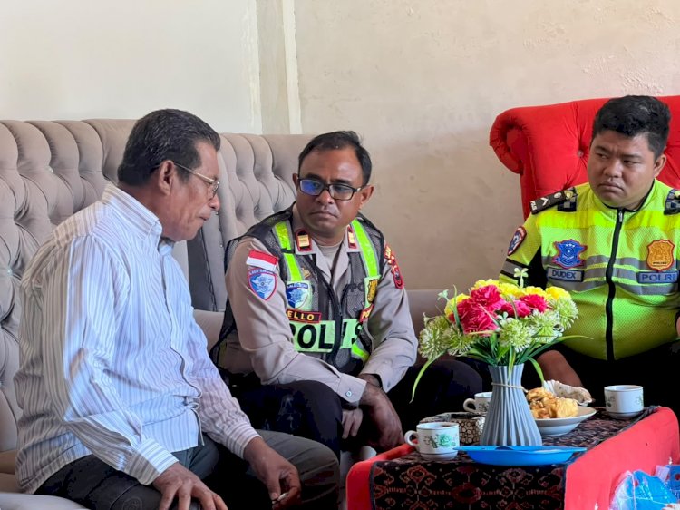 Semarak HUT Polantas ke-71, Satlantas Polres SBD Gelar Anjangsana ke Kediaman Mantan Kasat Lantas Pertama