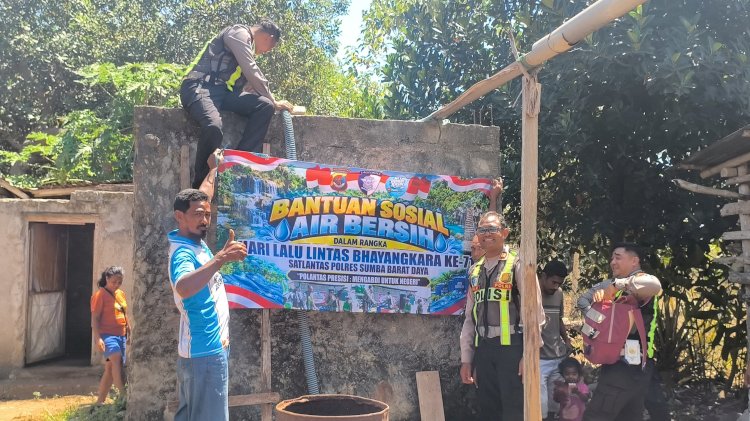 Dalam Rangka HUT Polantas Ke-71, Satlantas Polres Sumba Barat Daya Salurkan Air Bersih untuk Warga Desa Kalaki Kambe