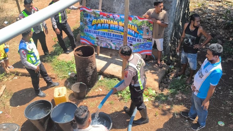 Dalam Rangka HUT Polantas Ke-71, Satlantas Polres Sumba Barat Daya Salurkan Air Bersih untuk Warga Desa Kalaki Kambe