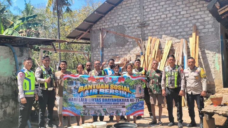 Dalam Rangka HUT Polantas Ke-71, Satlantas Polres Sumba Barat Daya Salurkan Air Bersih untuk Warga Desa Kalaki Kambe