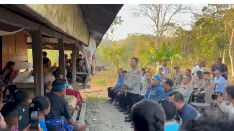Sampaikan Duka Cita, PJU Polda NTT Bersama Kapolres Sumba Barat Melayat ke Rumah Duka Korban Penembakan