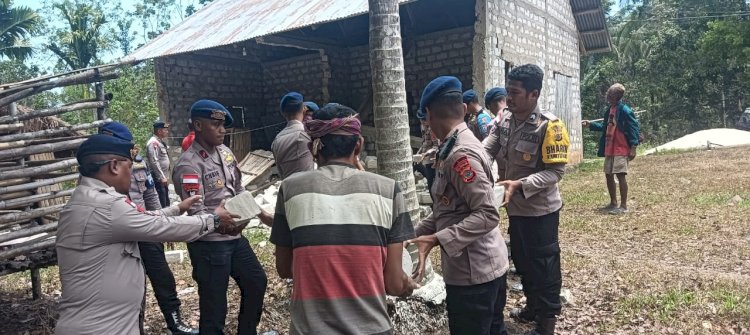 Brimob dan Bhabinkamtibmas Bersihkan Puing Rumah Warga Terdampak Gempa di Desa Leteloko