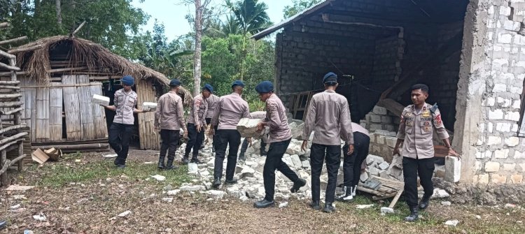 Brimob dan Bhabinkamtibmas Bersihkan Puing Rumah Warga Terdampak Gempa di Desa Leteloko