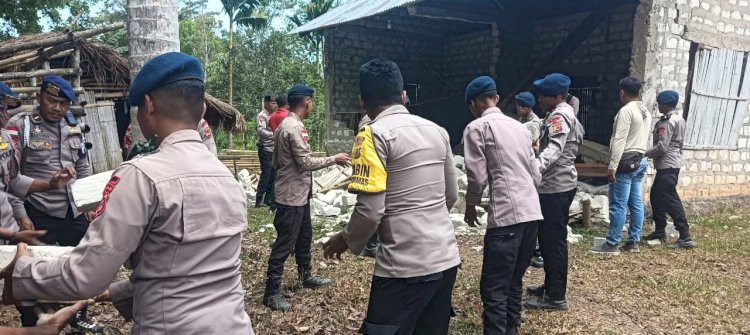 Brimob dan Bhabinkamtibmas Bersihkan Puing Rumah Warga Terdampak Gempa di Desa Leteloko