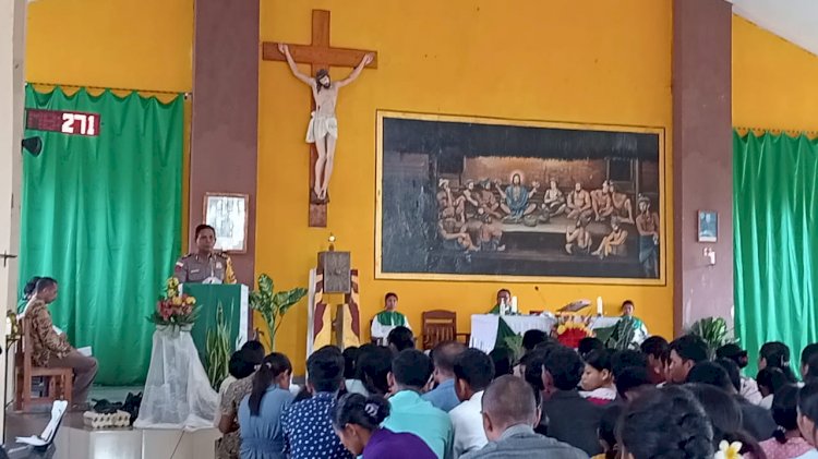 MINGGU KASIH, POLSEK KODI UTARA HADIR DI TENGAH UMAT GEREJA KATOLIK STA. MARIA ASUMPTA HOMBA KARIPIT