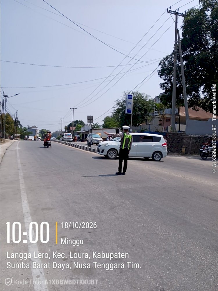 Polisi Bersama Masyarakat, Satlantas Polres Sumba Barat Daya Amankan Ibadah Gereja dan Atur Arus Lalu Lintas