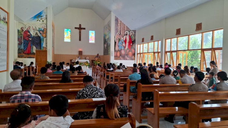 Minggu Kasih, Wakapolres Sumba Barat Daya Ajak Umat Katolik Jaga Kamtibmas dan Tertib Berlalu Lintas