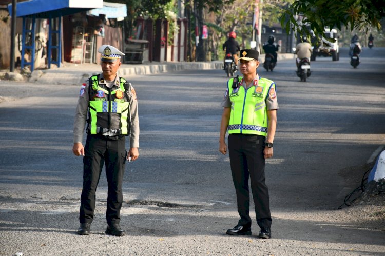 Tak Hanya Memberi Arahan, Kapolda dan Wakapolda NTT Turun Langsung Atur Lalu Lintas di Jam Sibuk Pagi