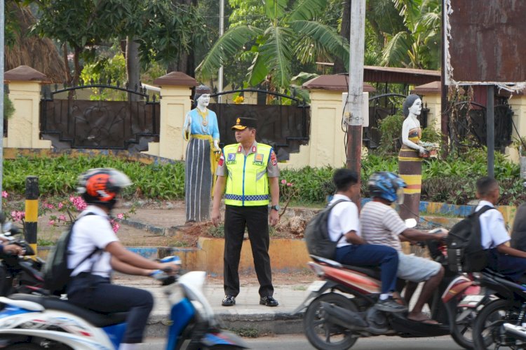 Tak Hanya Memberi Arahan, Kapolda dan Wakapolda NTT Turun Langsung Atur Lalu Lintas di Jam Sibuk Pagi