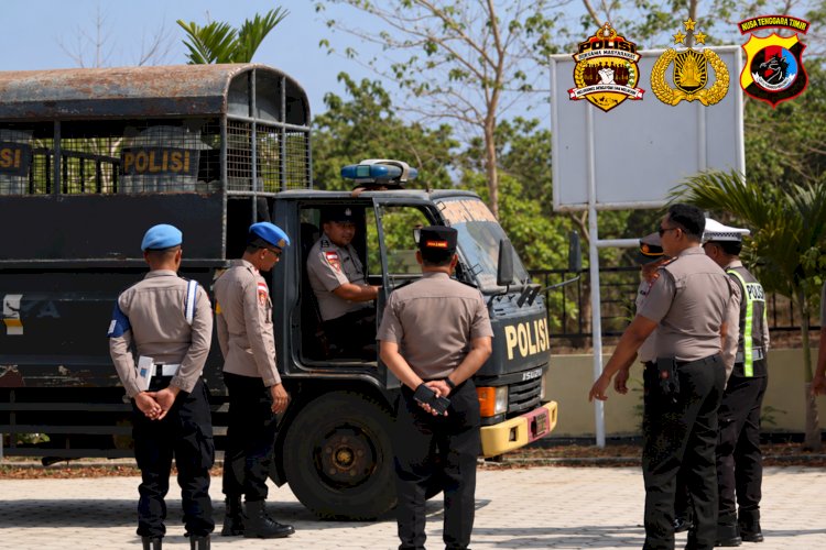 ANTISIPASI AKSI UNJUK RASA DUA TAHUN KABINET MERAH PUTIH, WAKAPOLRES SUMBA BARAT DAYA PIMPIN APEL PENGECEKAN PERSONEL, PERALATAN, DAN KENDARAAN