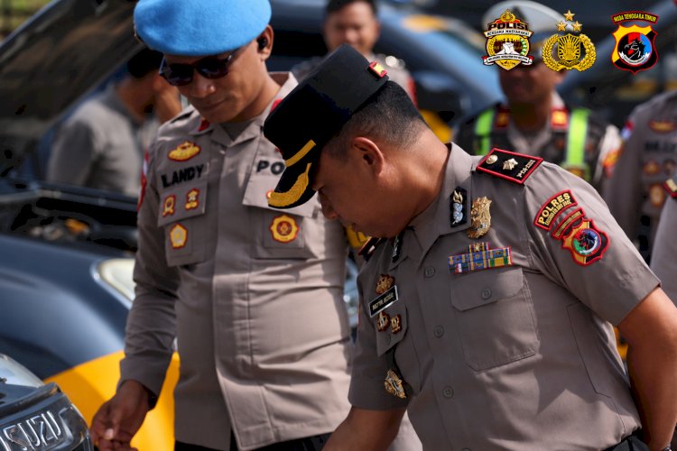 ANTISIPASI AKSI UNJUK RASA DUA TAHUN KABINET MERAH PUTIH, WAKAPOLRES SUMBA BARAT DAYA PIMPIN APEL PENGECEKAN PERSONEL, PERALATAN, DAN KENDARAAN