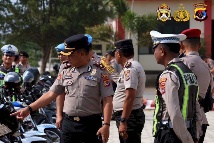 ANTISIPASI AKSI UNJUK RASA DUA TAHUN KABINET MERAH PUTIH, WAKAPOLRES SUMBA BARAT DAYA PIMPIN APEL PENGECEKAN PERSONEL, PERALATAN, DAN KENDARAAN